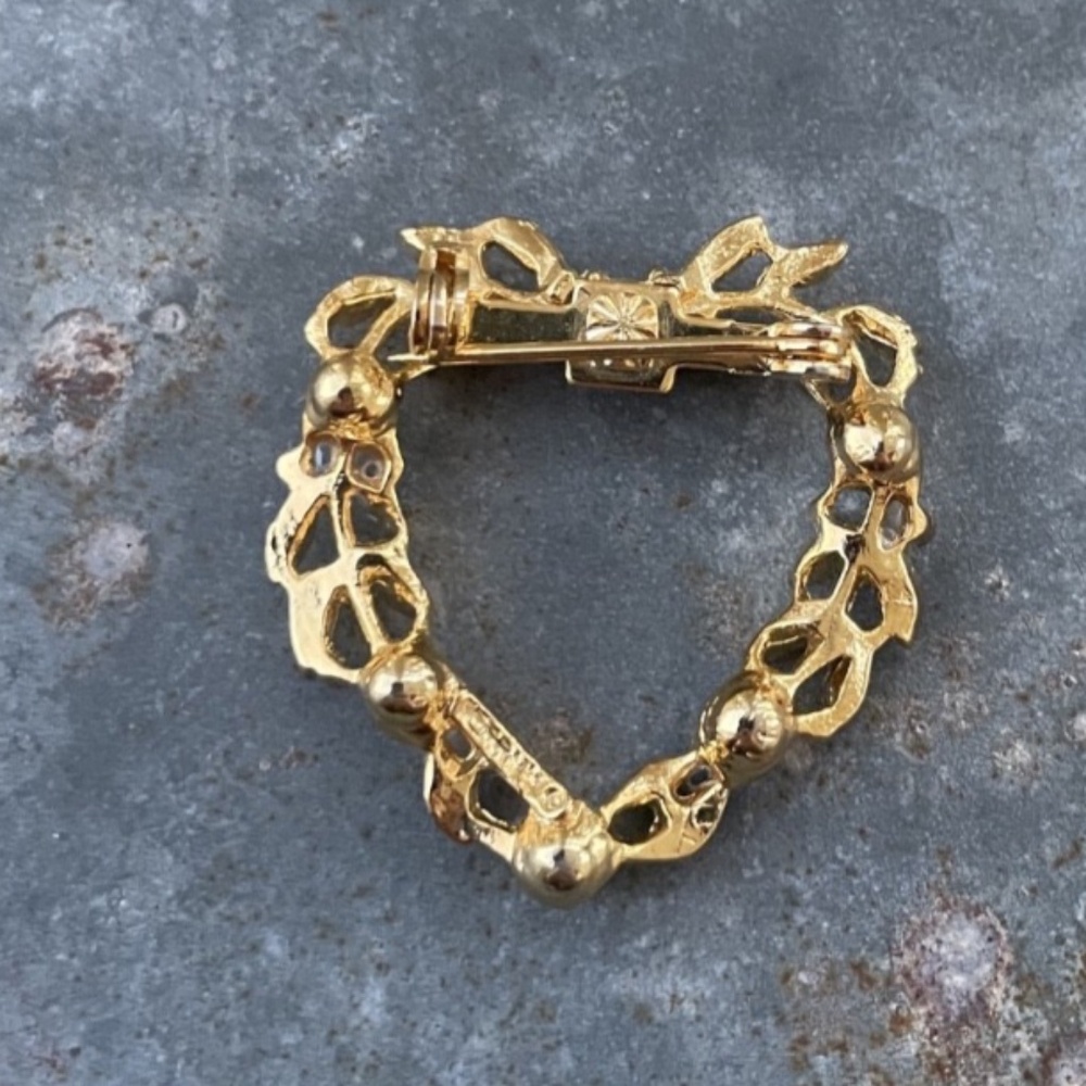 Vintage gold tone Heart Wreath Brooch w/ faux pearls - Picture 2 of 2